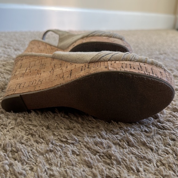 Women’s size 7 beige wedge sandals - Picture 5 of 5